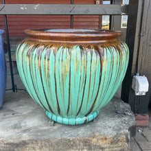 Load image into Gallery viewer, Scalloped Low Urn - Large